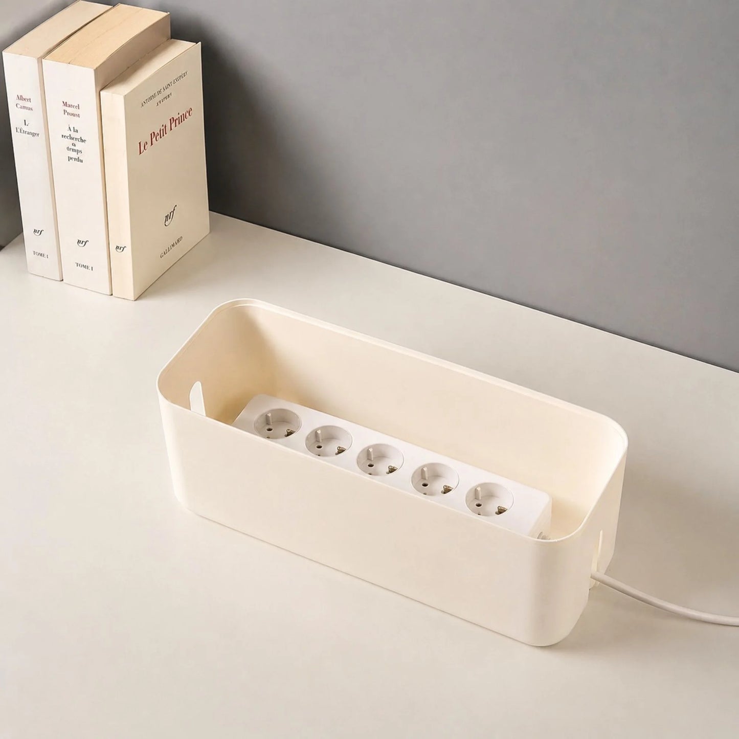 Boîte Cache Multiprise Bureau en Bambou avec le couvercle ouvert et une multiprises mise à l'intérieur.