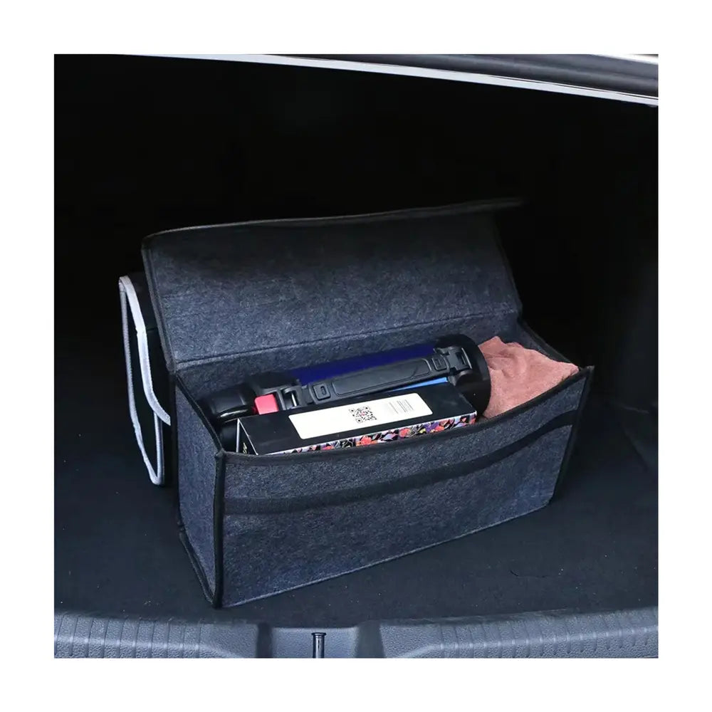 Organisateur coffre voiture souple pliable en utilisation réelle dans un coffre de voiture avec des affaires à l'intérieur