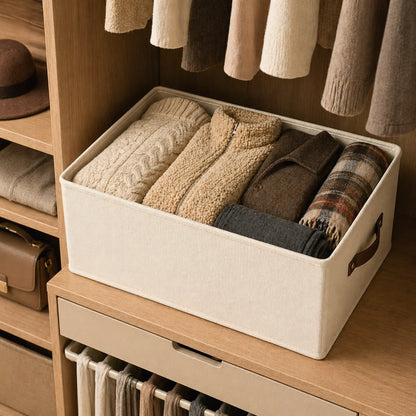 Bac de rangement Oxford avec des pulls, écharpe et pantalon rangés dedans, posé dans un dressing