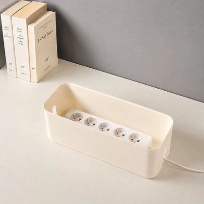 Boîte Cache Multiprise Bureau en Bambou avec le couvercle ouvert et une multiprises mise à l'intérieur.
