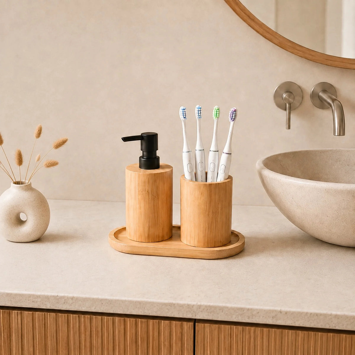 Distributeur Savon Bambou avec Porte-Brosses à Dents avec 4 brosses à dents électriques sur le bord d'un évier dans une salle de bain. Image