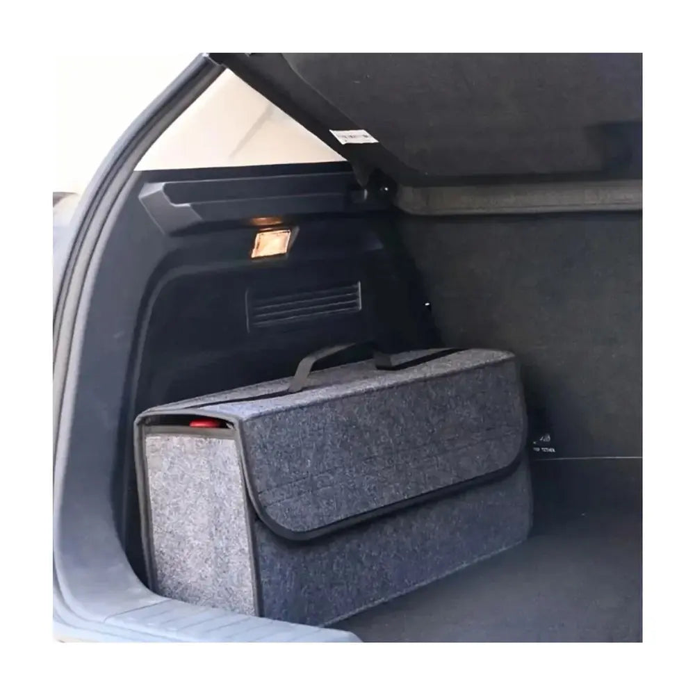 Organisateur coffre voiture souple pliable fermé en utilisation réelle dans un coffre de voiture