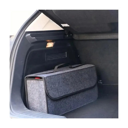 Organisateur coffre voiture souple pliable fermé en utilisation réelle dans un coffre de voiture