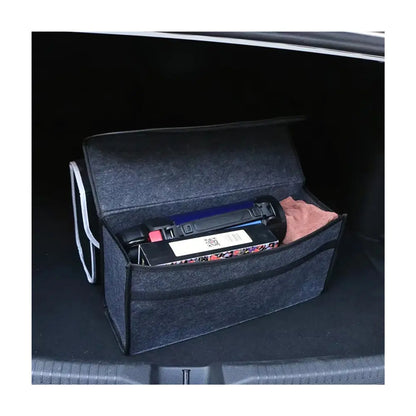 Organisateur coffre voiture souple pliable en utilisation réelle dans un coffre de voiture avec des affaires à l'intérieur