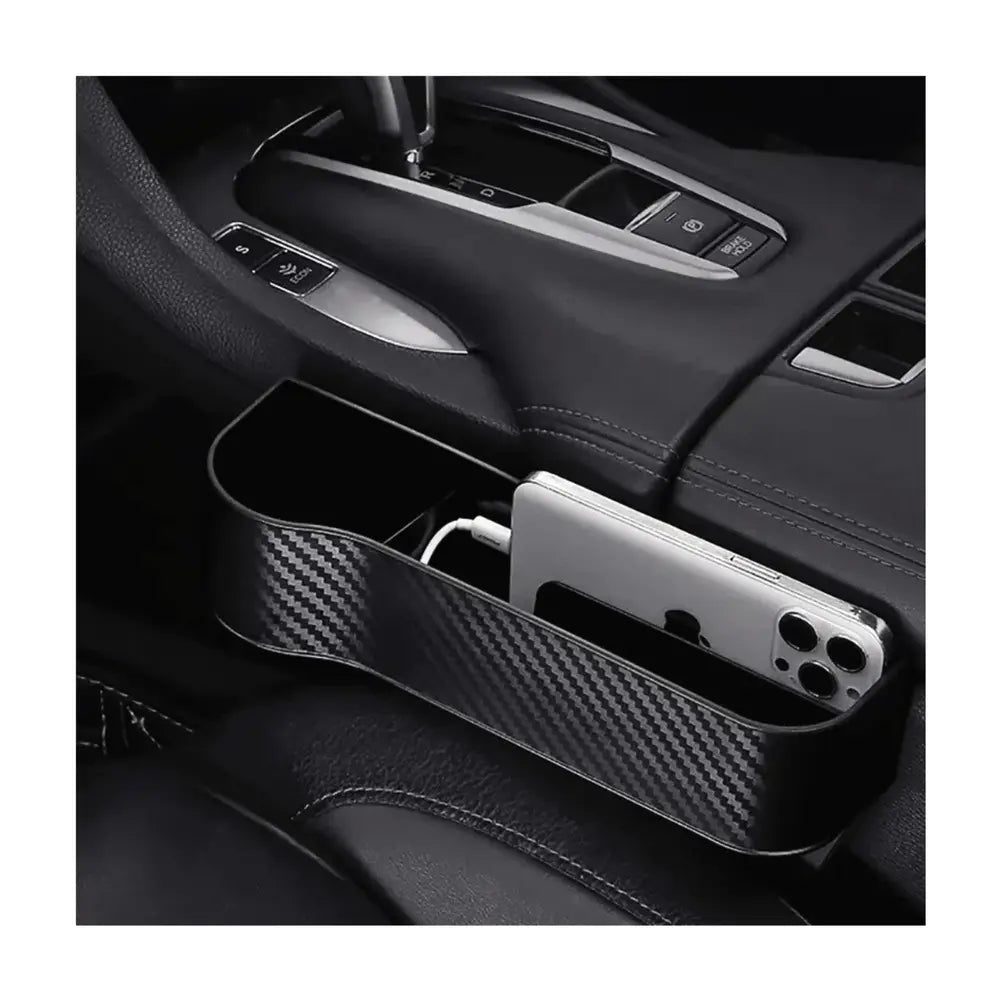 organisateur fente de siège voiture en utilisation réelle positionné à gauche de la boîte à vitesse, avec des objets à l'intérieur