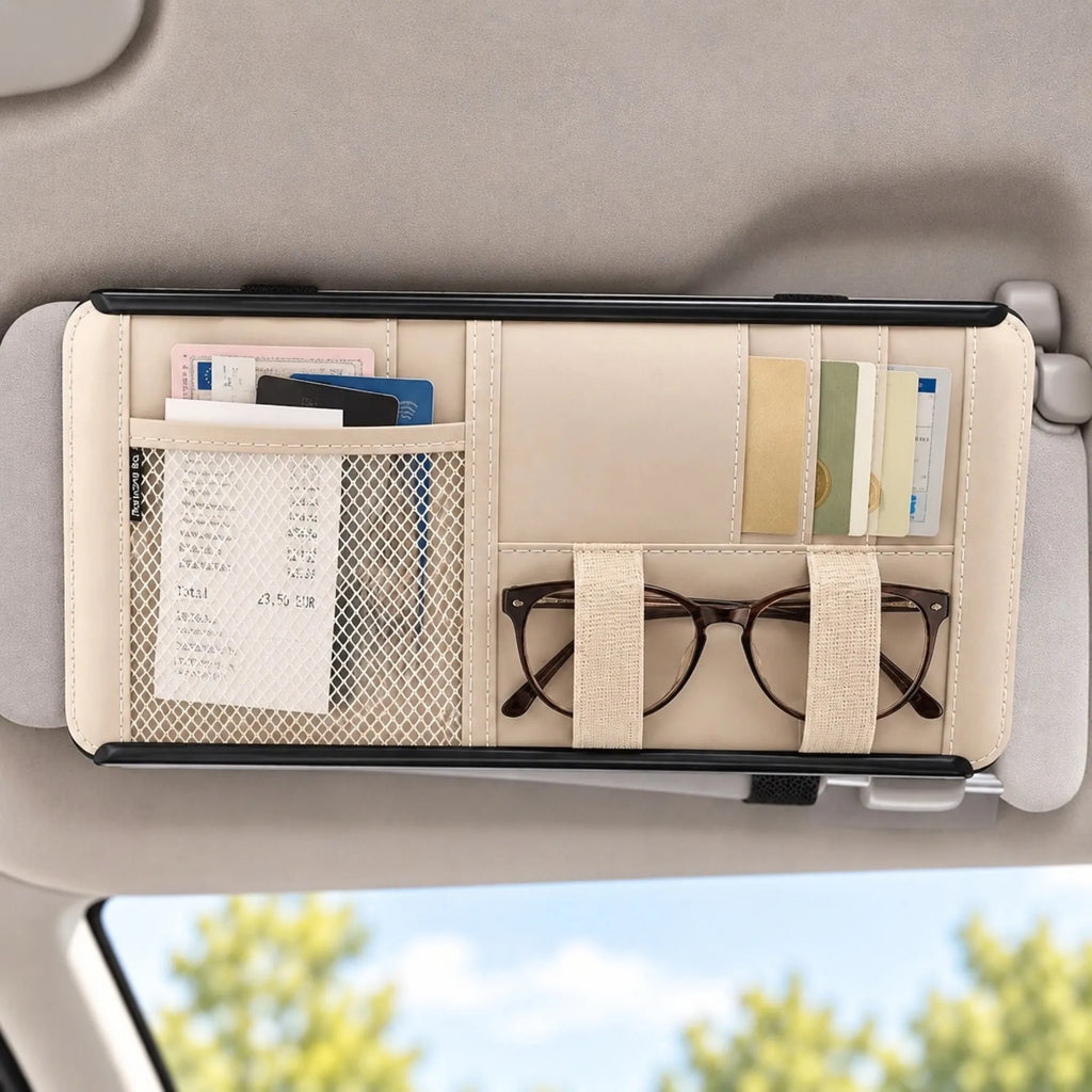 Organisateur Pare-Soleil Voiture beige accroché sur un pare-soleil avec des accessoires rangés dedans