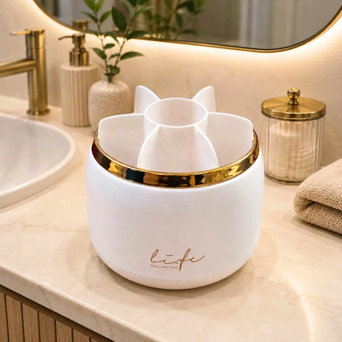 Organisateur Pinceaux Maquillage Rotatif 360° blanc sans Couvercle dans une salle de bain.