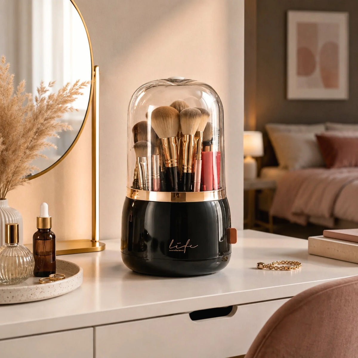 Organisateur Pinceaux Maquillage Rotatif 360° noir avec Couvercle sur une coiffeuse.