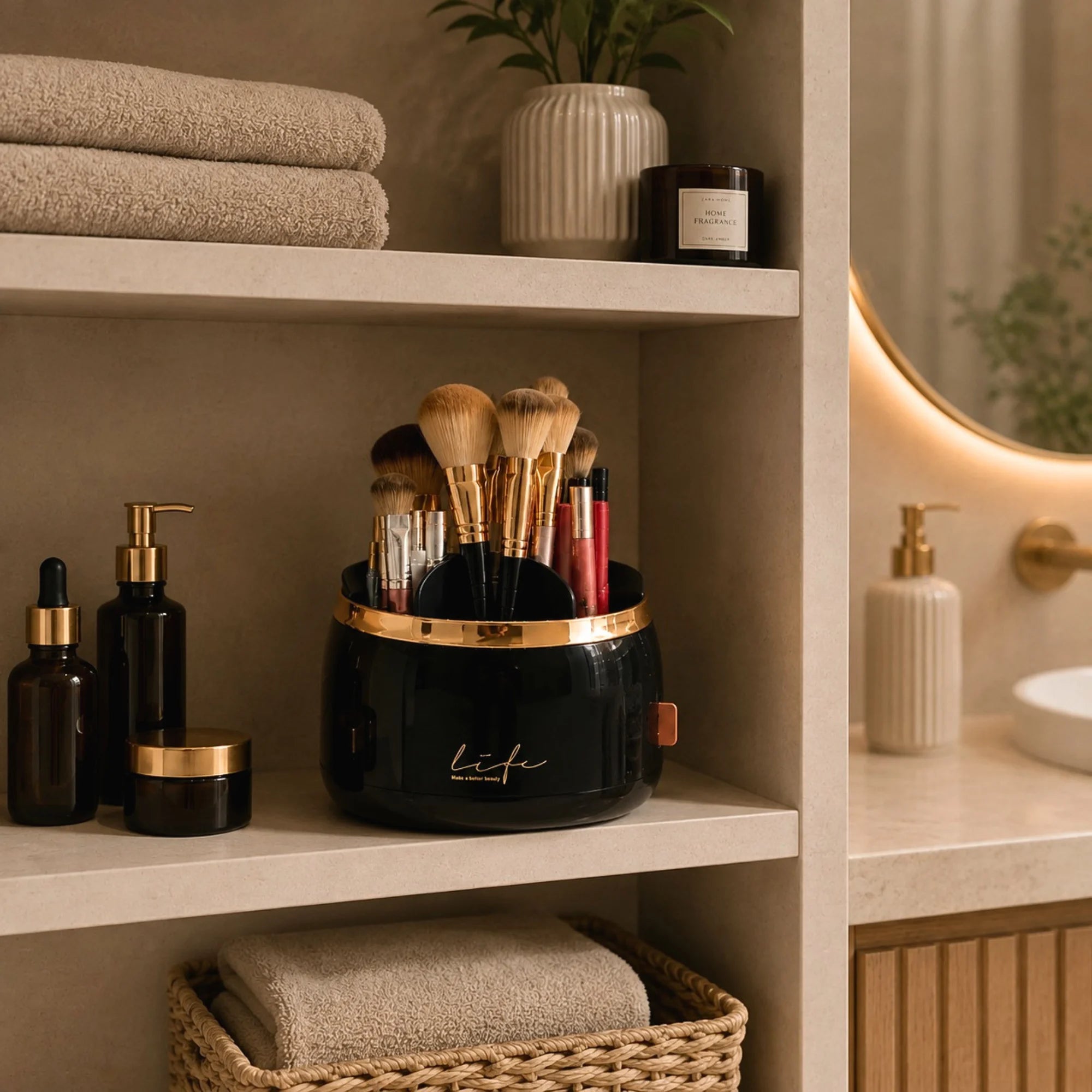 Organisateur Pinceaux Maquillage Rotatif 360° avec Couvercle noir sur une étagère de salle de bain. Image