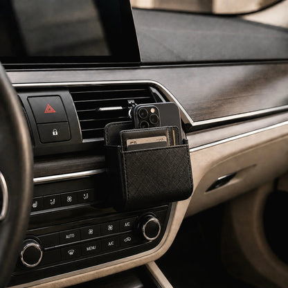 Organisateur de grille d'aération tableau de bord avec un téléphone et un porte-cartes rangé dedans.