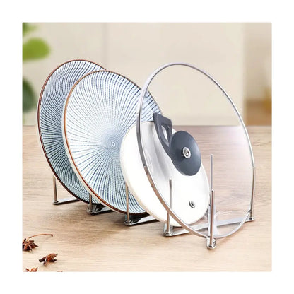 Range couvercle extensible inox cuisine en utilisation réelle avec trois assiettes et un couvercle de poêle 