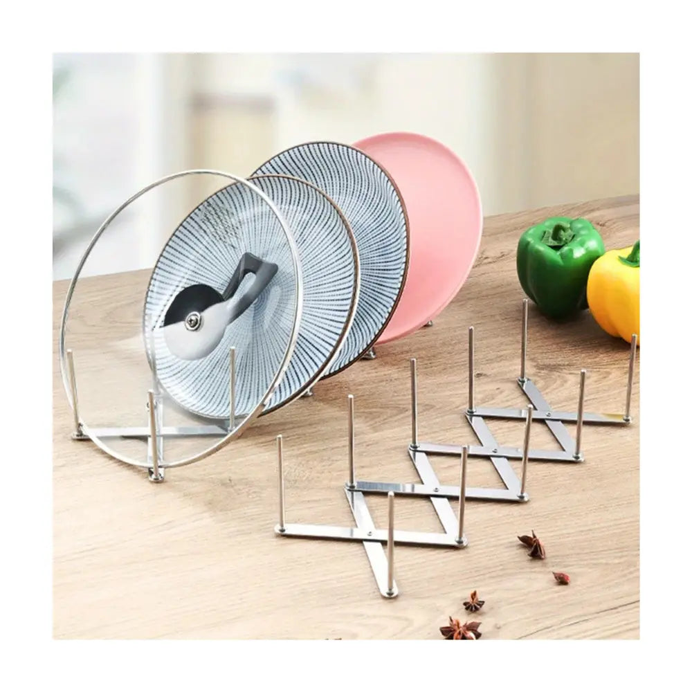 Range couvercle extensible inox cuisine en utilisation réelle avec des assiettes et un couvercle de poêle 