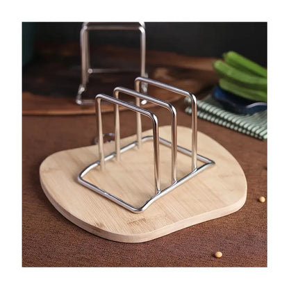 Range planches à découper acier inoxydable cuisine vide en utilisation réelle sur un support en bois