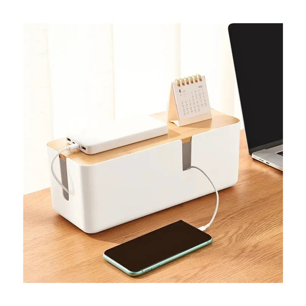 boîte de rangement pour multiprises en utilisation réelle avec des objets qui y sont branchés