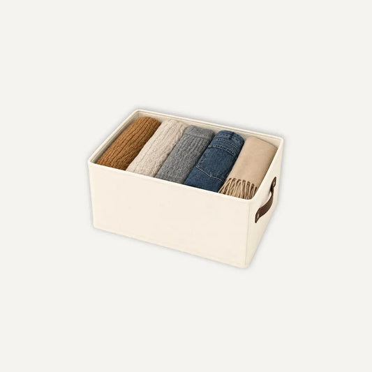 Organisateur de vêtements pour armoire avec des vêtements rangés à l'intérieur