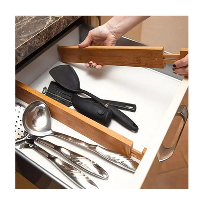 séparateurs de tiroirs en utilisation réelle dans un tiroir compartimentant les espaces pour les ustensiles rangés dans le tiroir